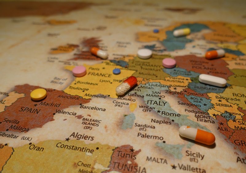 Πώς οι φαρμακοβιομηχανίες πωλούν πανάκριβα στην ΕΕ