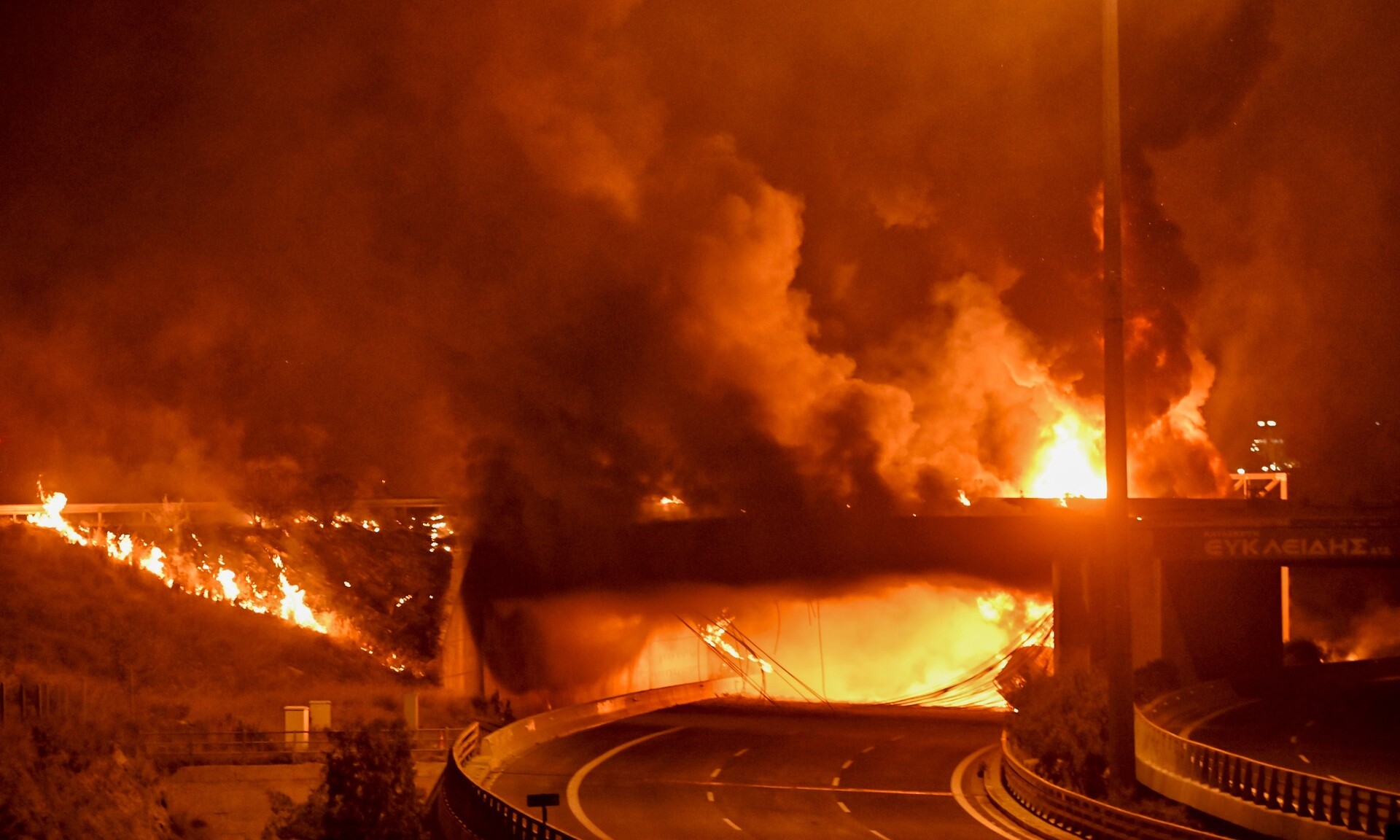 Ισθμός: Νύχτα «κόλαση» στην Αθηνών - Κορίνθου από τη φωτιά σε βυτιοφόρο!  Κατεδαφίζεται η γέφυρα | eReportaz