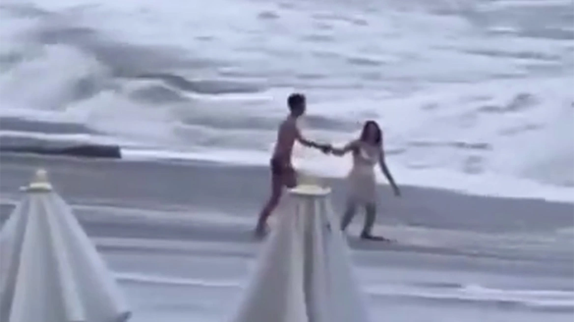 Συγκλονιστικό βίντεο: Η στιγμή που κύματα παρασύρουν 20χρονη σε παραλία στο Σότσι - Δεν την έχουν βρει