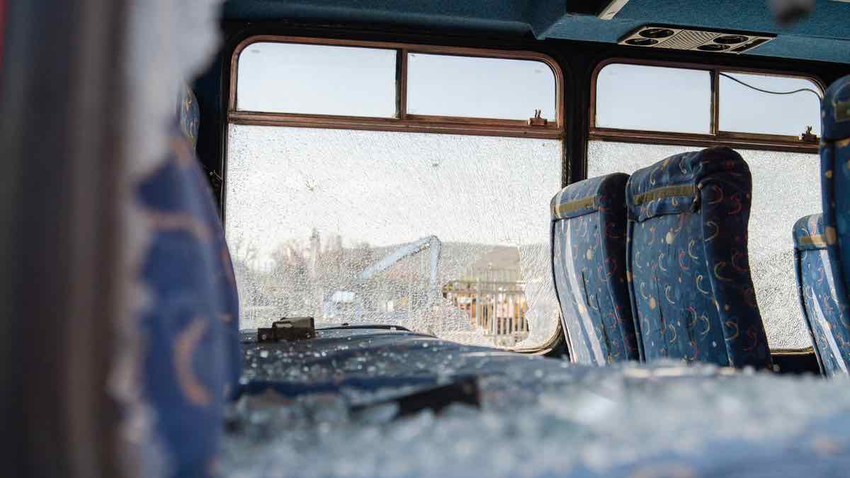 Ρομά πετροβόλησαν λεωφορείο στον Ασπρόπυργο