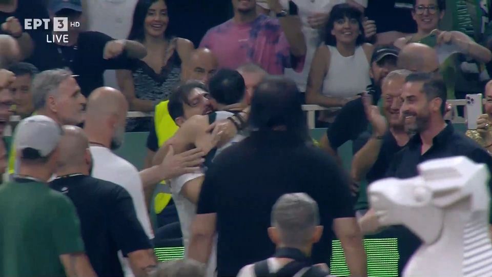 Παναθηναϊκός AKTOR: Η αγκαλιά του Σλούκα με τον Γιαννακόπουλο μετά την κατάκτηση του πρωταθλήματος