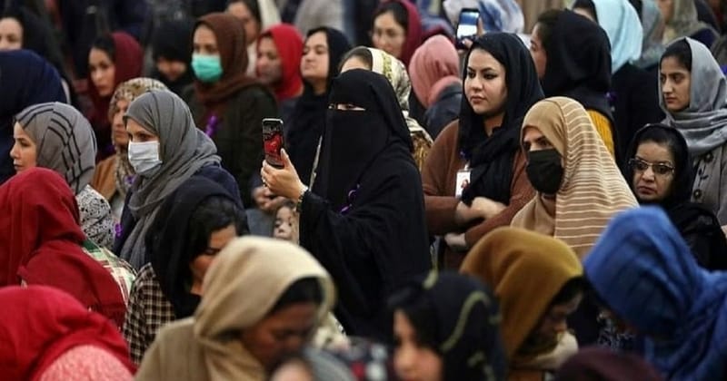 Ταλιμπάν: Καταγγελίες για σεξουαλική κακοποίηση νεαρών γυναικών επειδή φορούσαν «λάθος» το χιτζάμπ