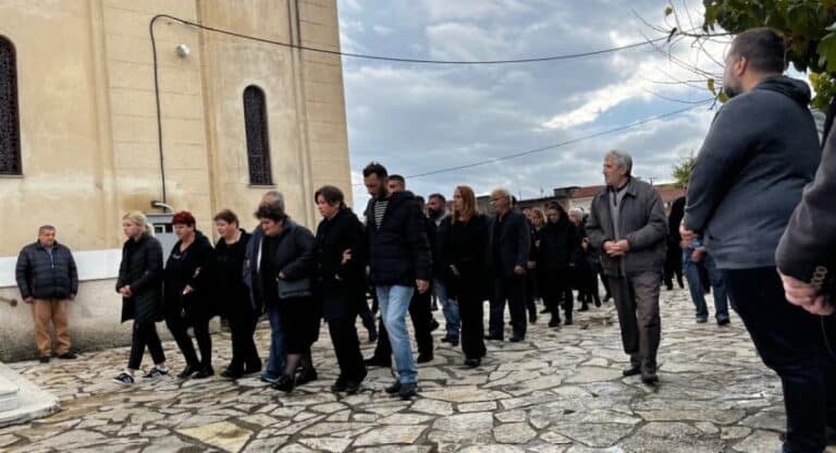 Θρήνος στην κηδεία της Δώρας που δολοφονήθηκε στο Αγρίνιο (Βίντεο)