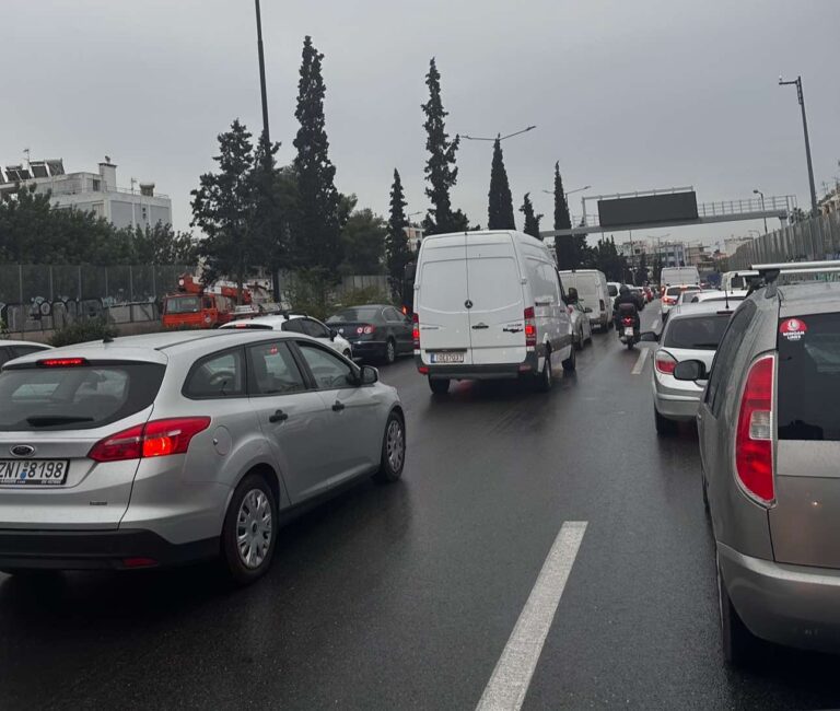 Χάος στους δρόμους της Αττικής: Πρωτοφανής κυκλοφοριακή συμφόρηση – Πού εντοπίζονται τα μεγαλύτερα προβλήματα